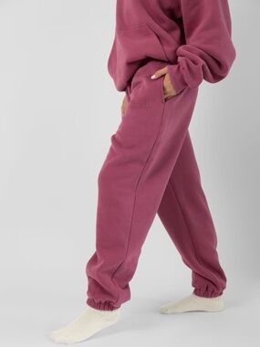 Comfrt Women’s Minimalist Joggers in Berry